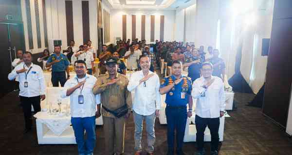 A photo of the sailing safety awareness campaign for fishermen in Gresik, organized by PT Alur Pelayaran Barat Surabaya (APBS).